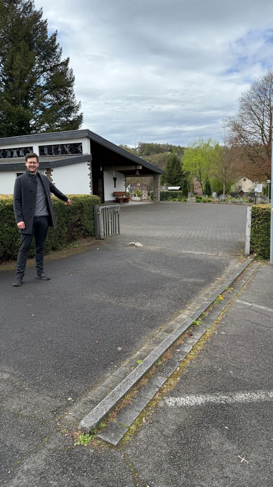 Eingangsbereich vom Parkplatz zum Dattenfelder Friedhof.