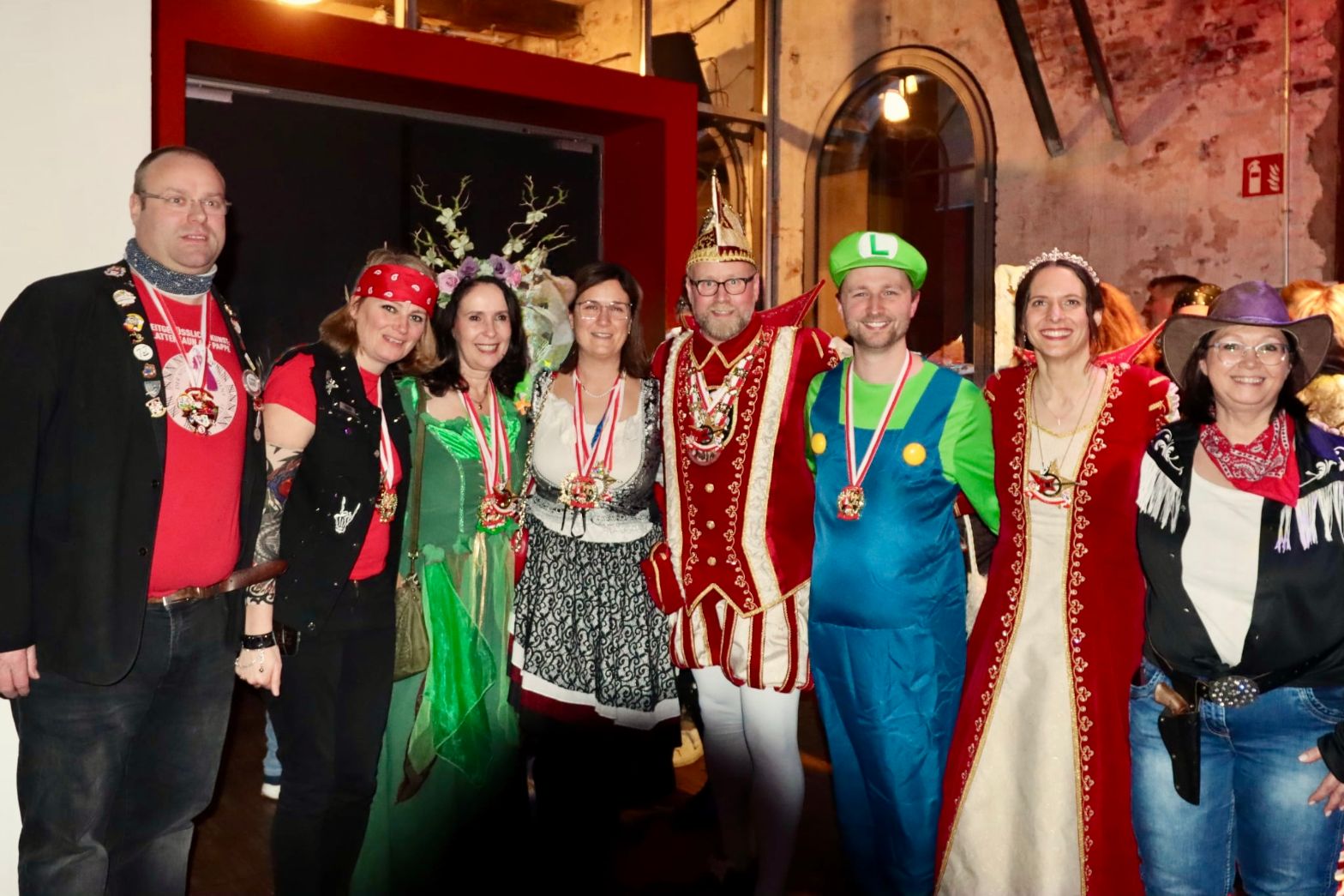  Einige der Fraktionsmitglieder mit dem Windecker Prinzenpaar.
