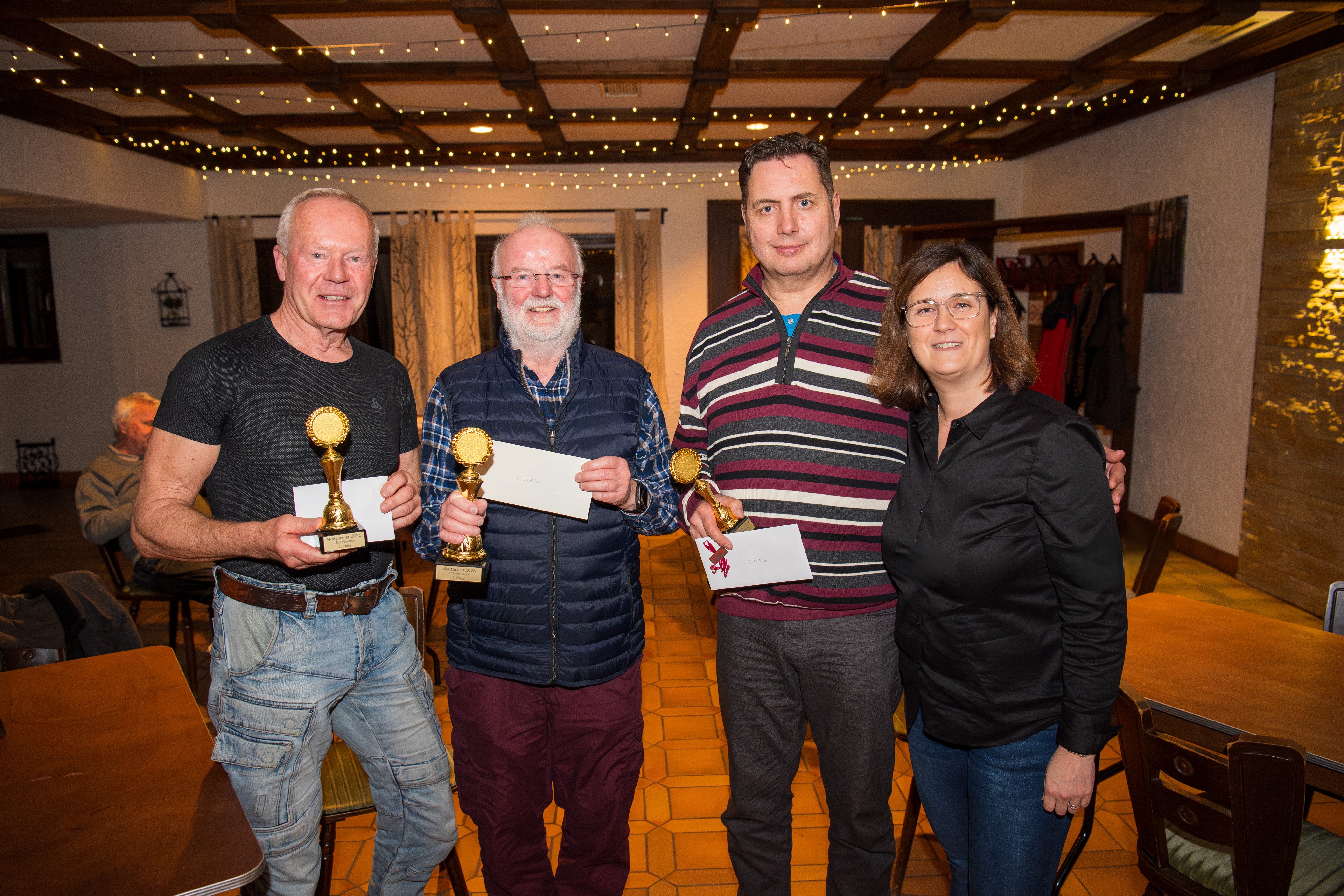  Siegerehrung f�r die ersten drei Pl�tze durch die Vorsitzende Evelyn H�ller (Bild rechts)