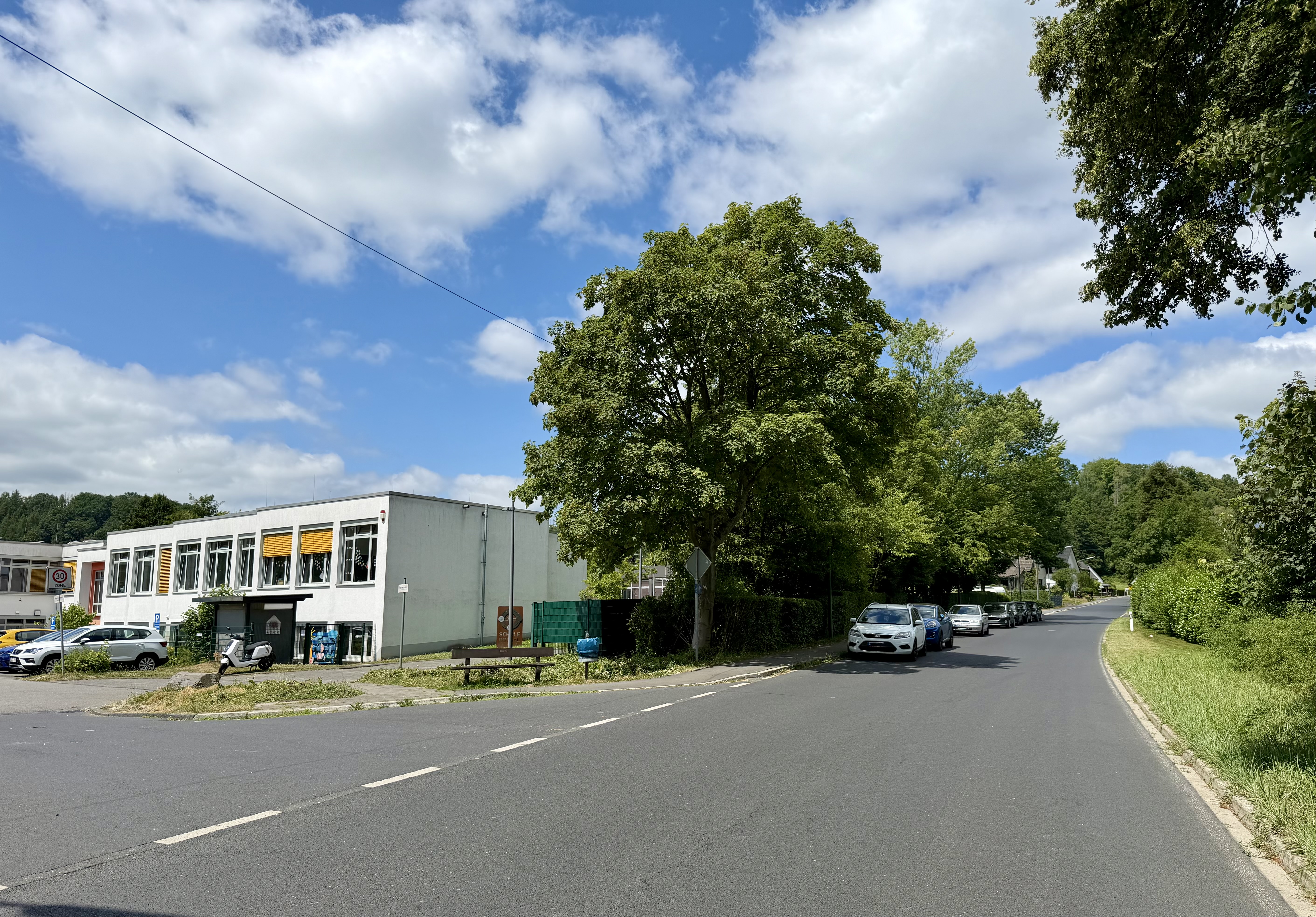Die angespannte Parkplatzsituation an der F�rderschule Rossel ist vor Ort deutlich sichtbar.